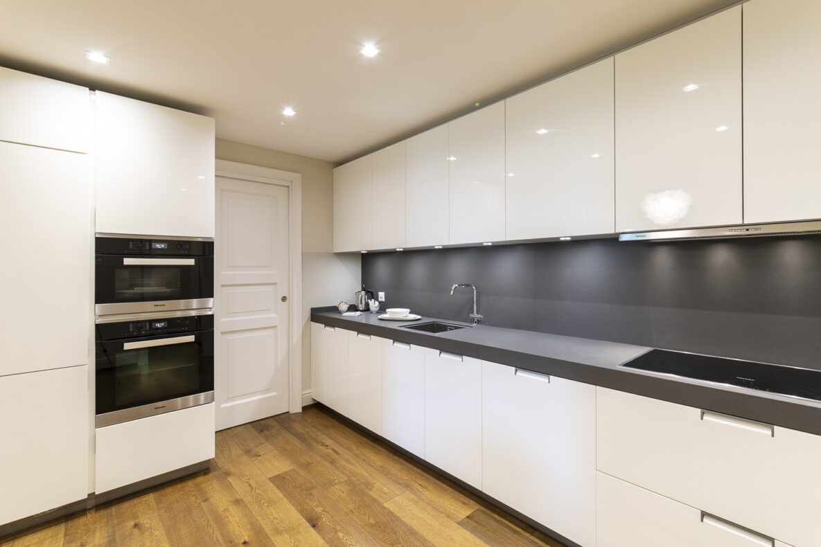 Moderne Küche mit glänzenden weißen Fronten