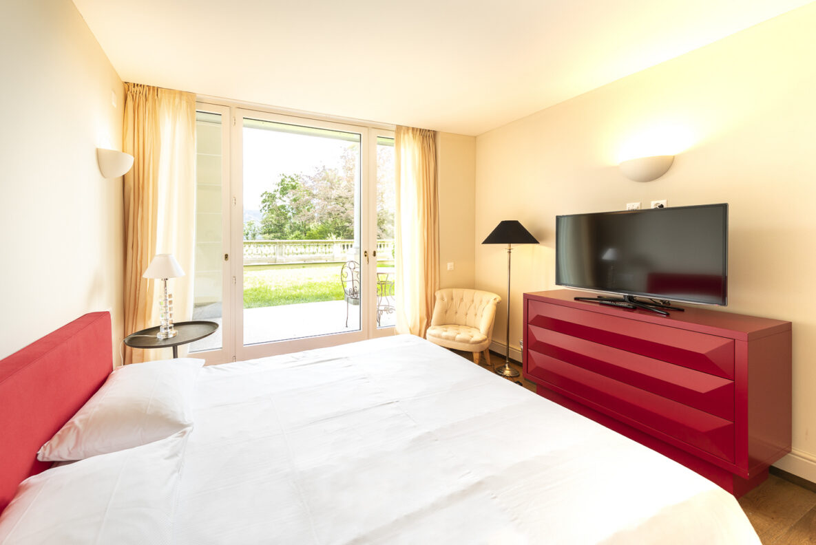 Modernes Schlafzimmer mit Terrassentür