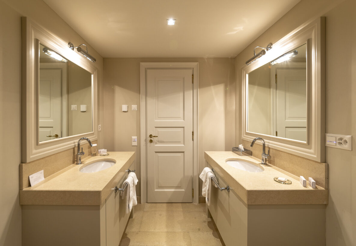 Elegantes Doppelwaschbecken im Flurbad
