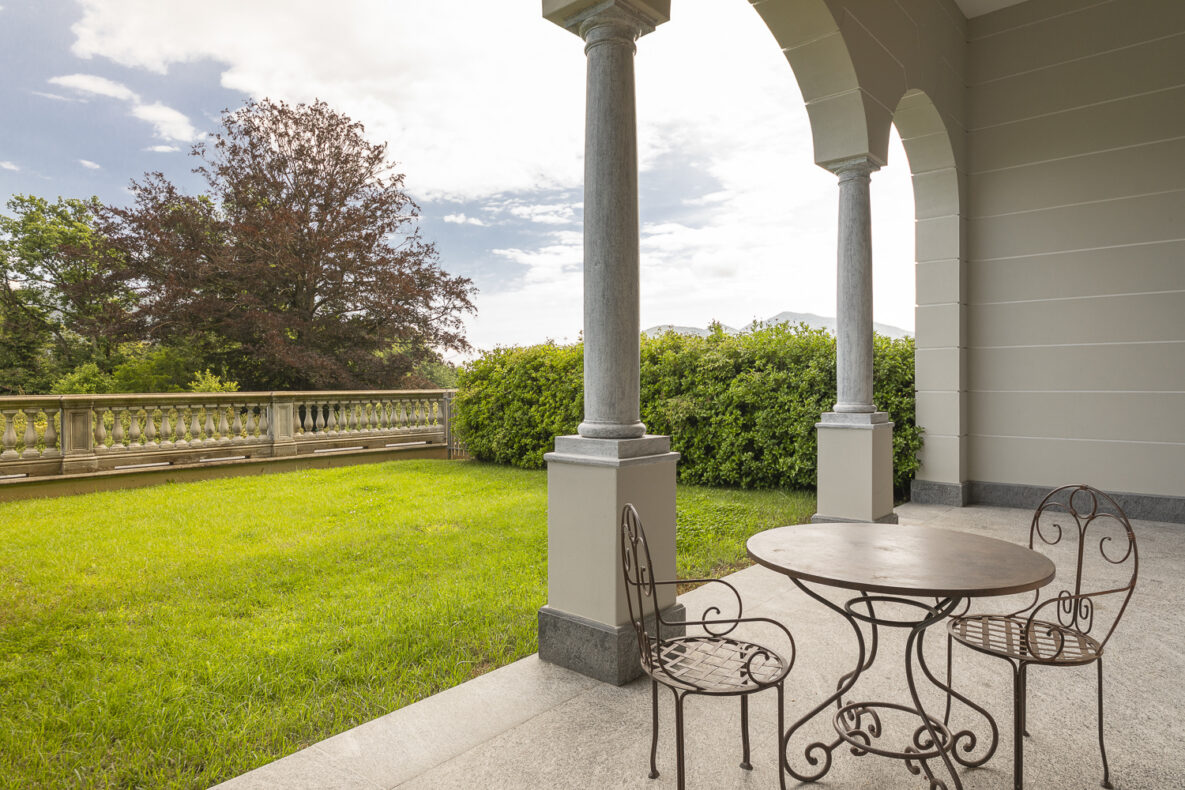 Überdachte Terrasse mit Gartenblick
