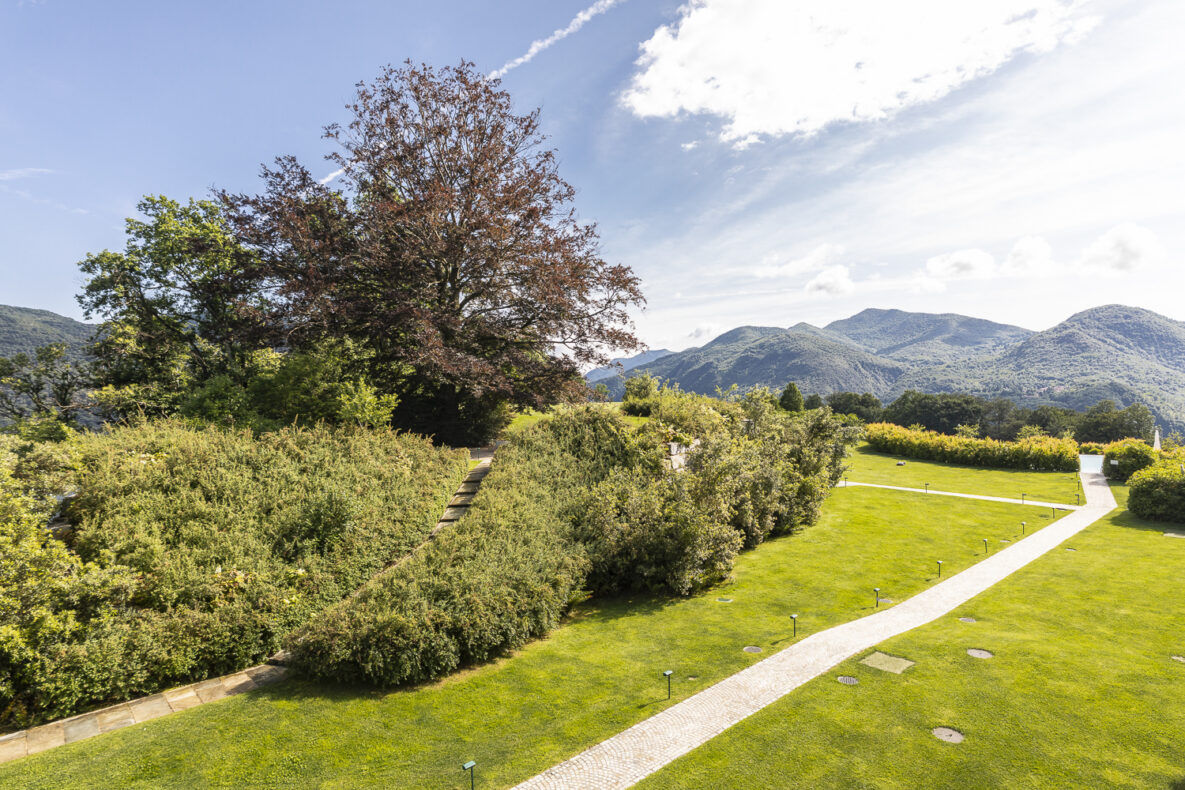 Weitläufiger Garten mit Bergblick