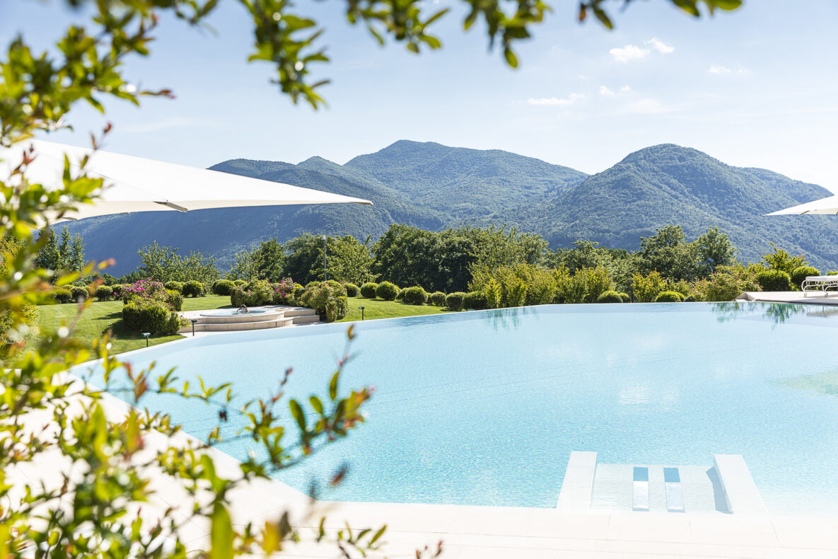 Infinity-Pool mit Bergpanorama