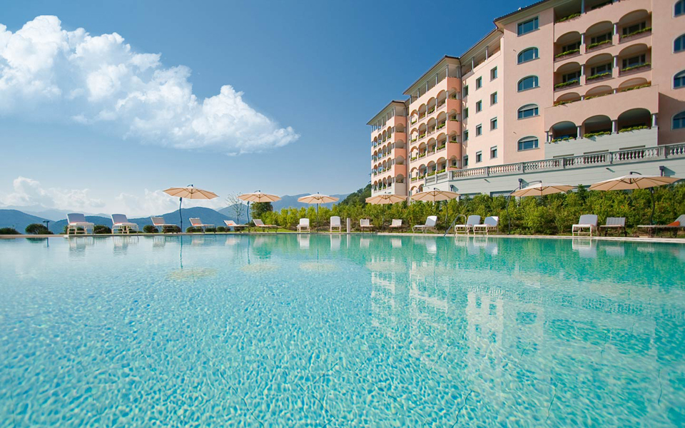 Hotelanlage mit Pool und Meerblick