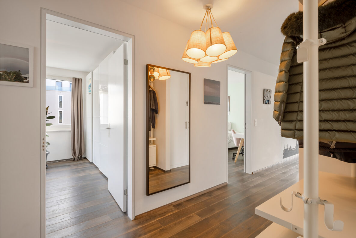 Heller Flur mit Holzboden und Garderobe