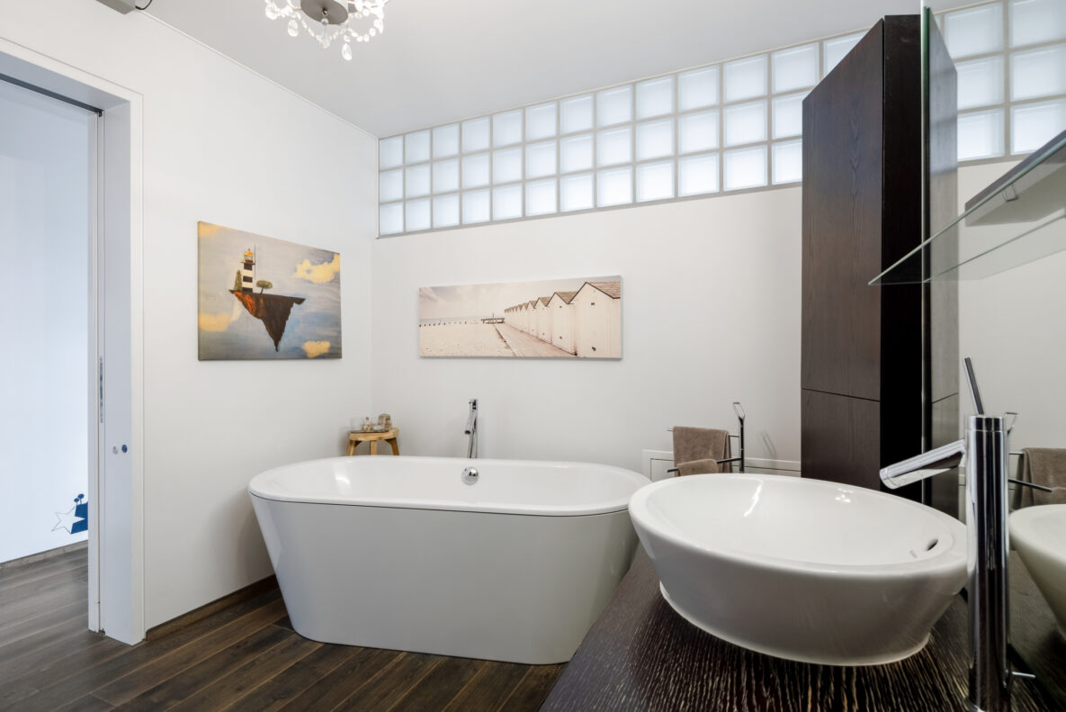 Modernes Badezimmer mit freistehender Wanne und Doppelwaschbereich