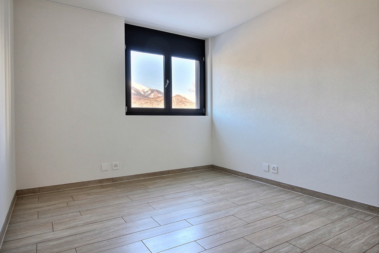 Leeres, modernes Zimmer mit Bergblick