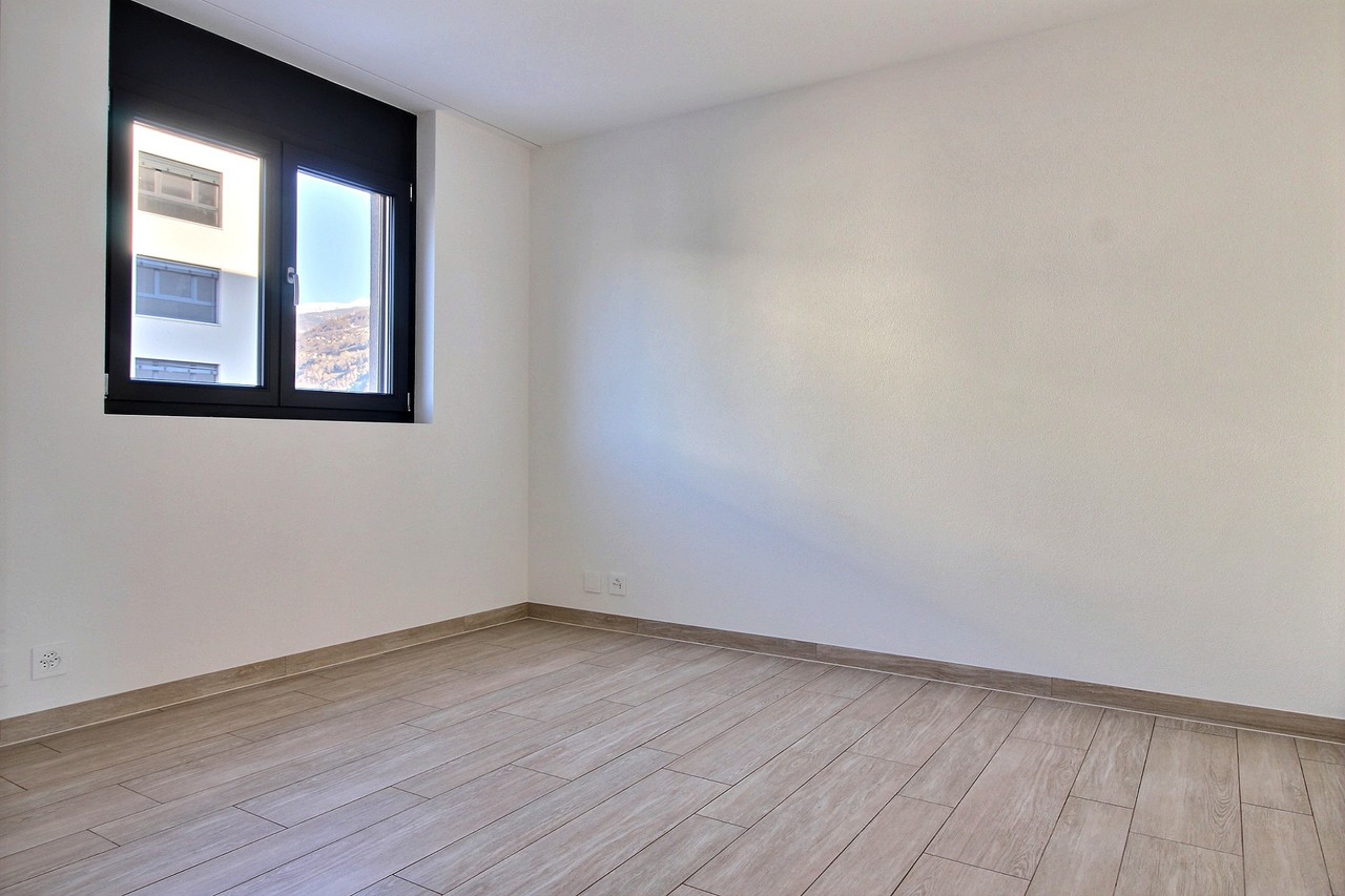 Leerer, heller Raum mit Fenster