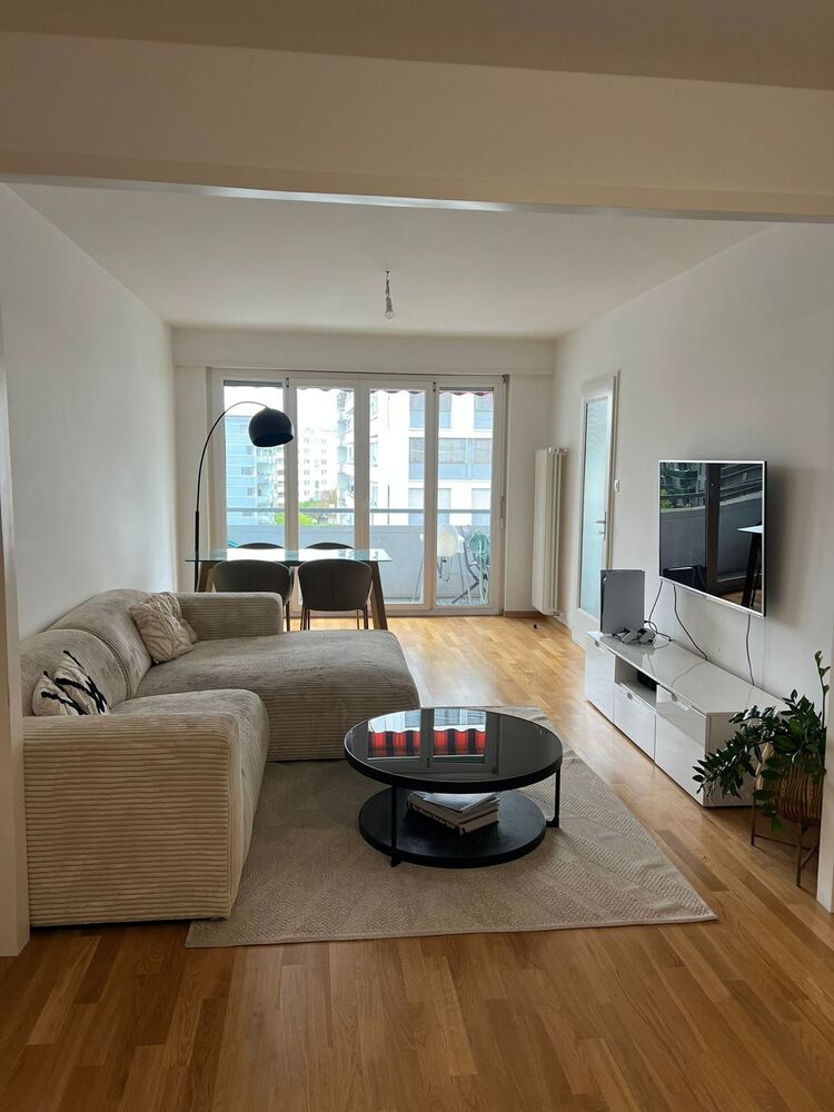 Helles Wohnzimmer mit Balkonzugang