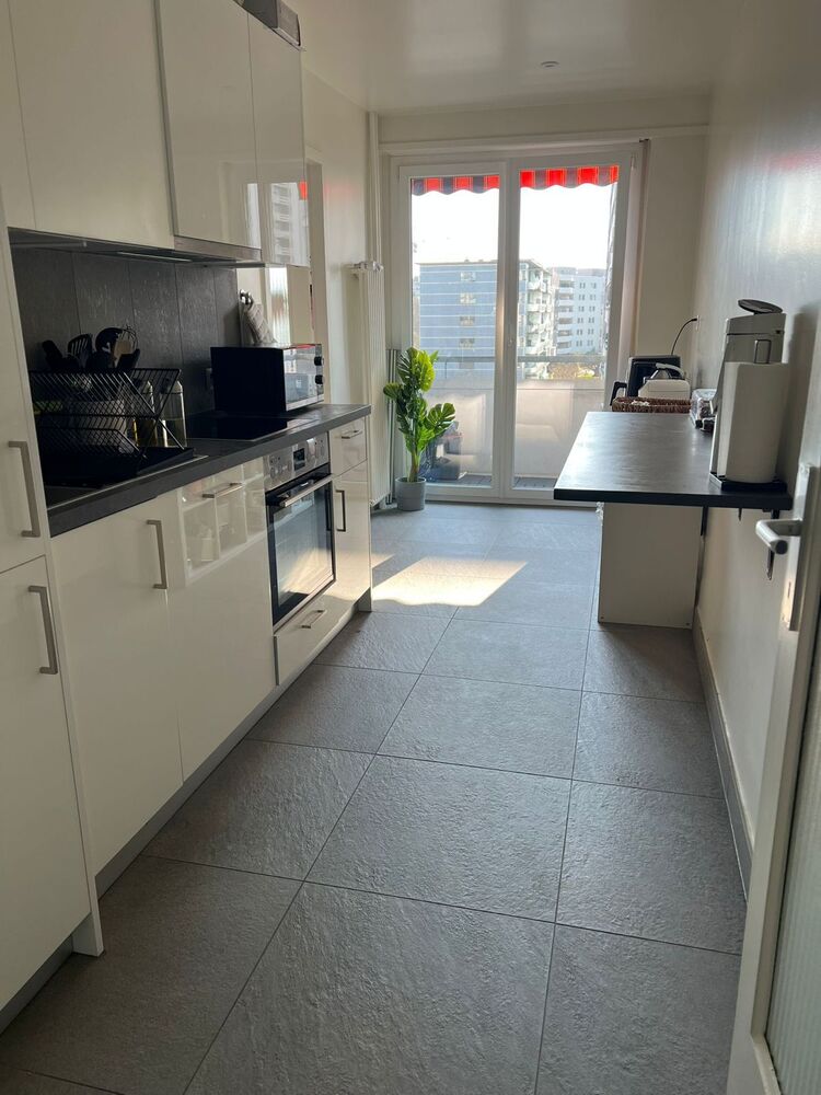 Moderne Küche mit Balkonblick