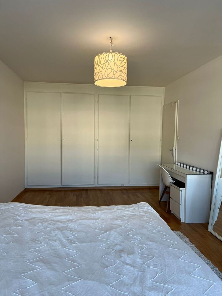 Schlafzimmer mit Kleiderschränken und Schminktisch