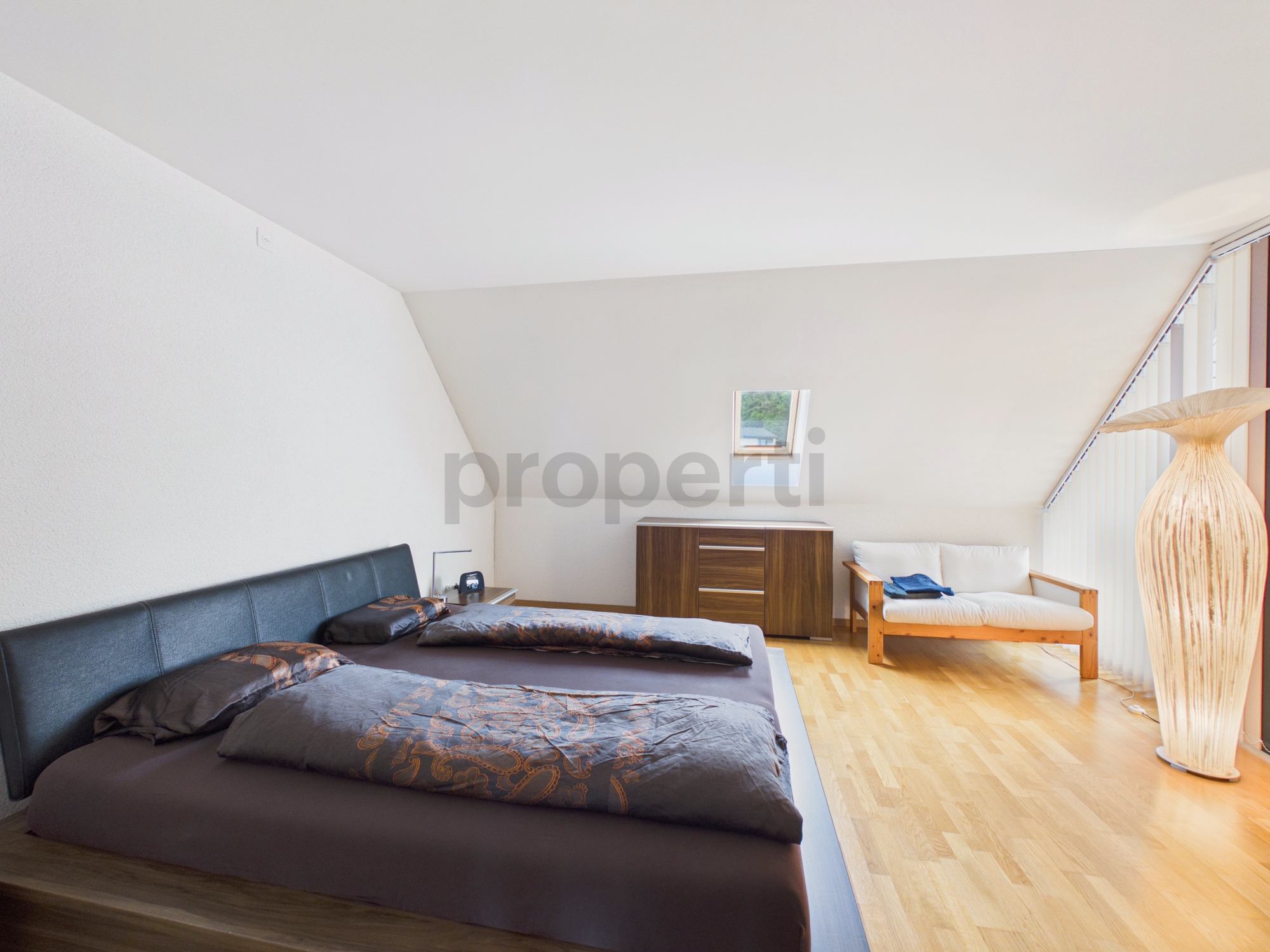Helles Dachgeschoss-Schlafzimmer