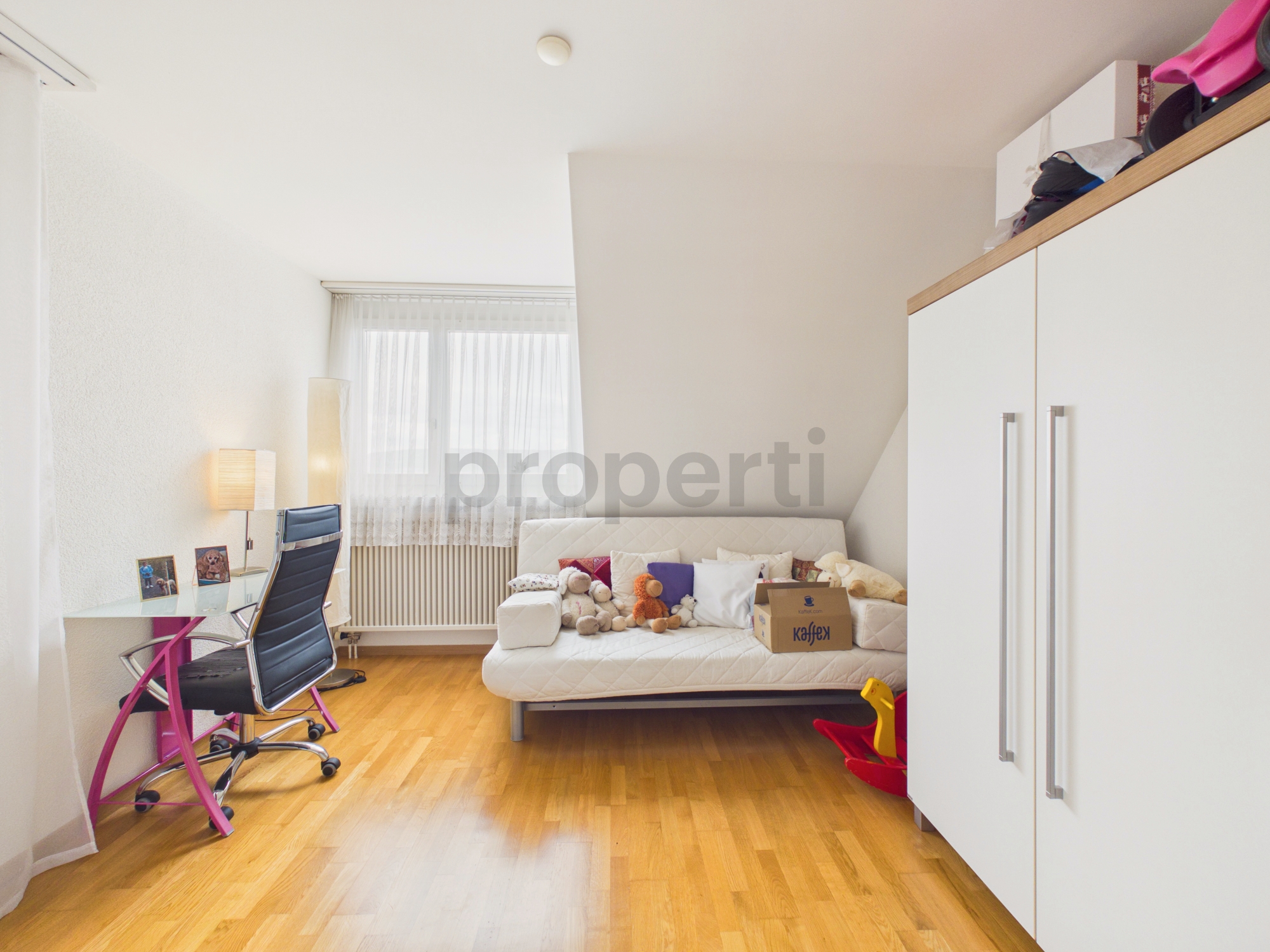 Helles Schlafzimmer mit Arbeitsbereich