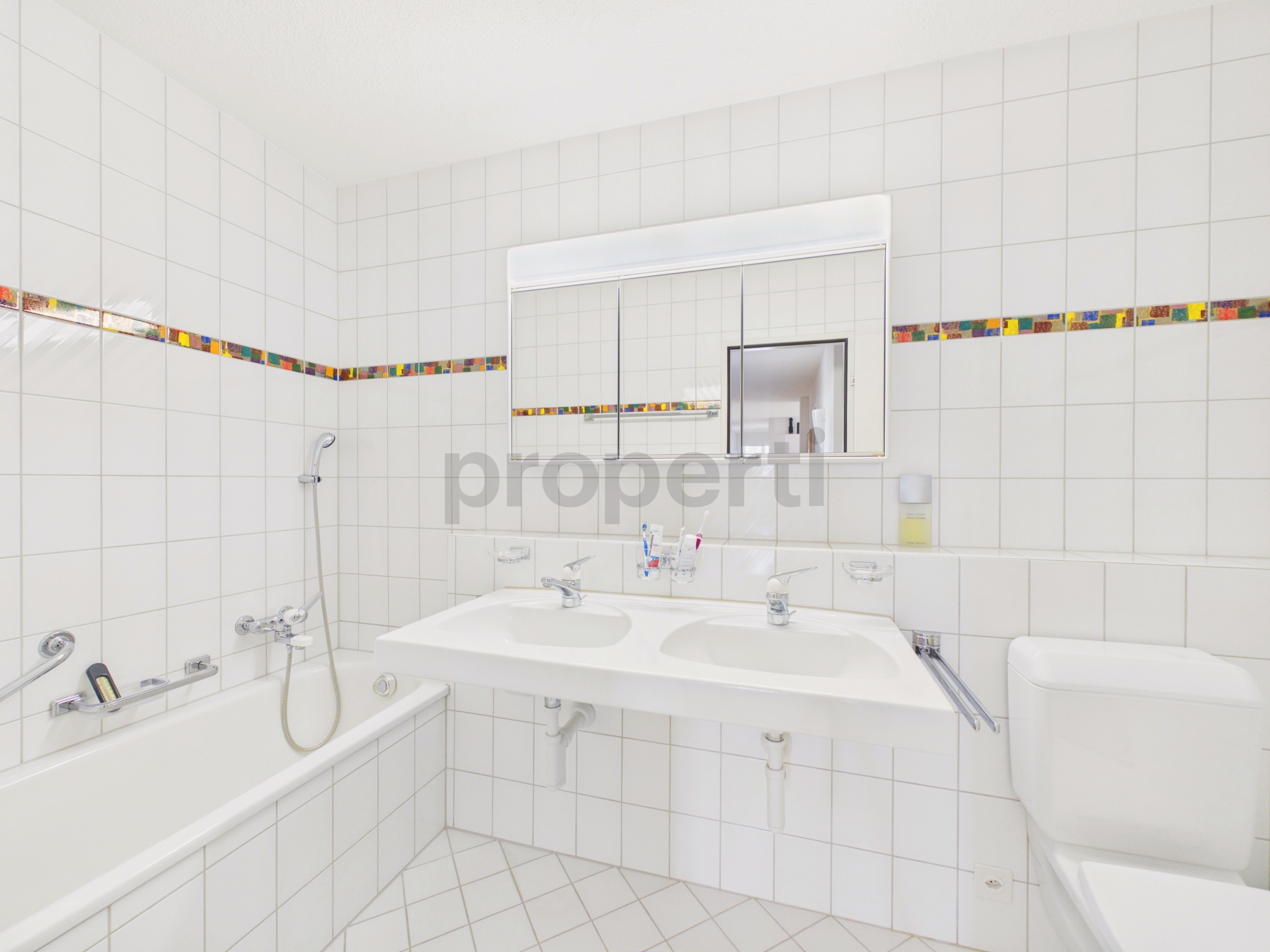 Helles Badezimmer mit Wanne und Doppelwaschtisch