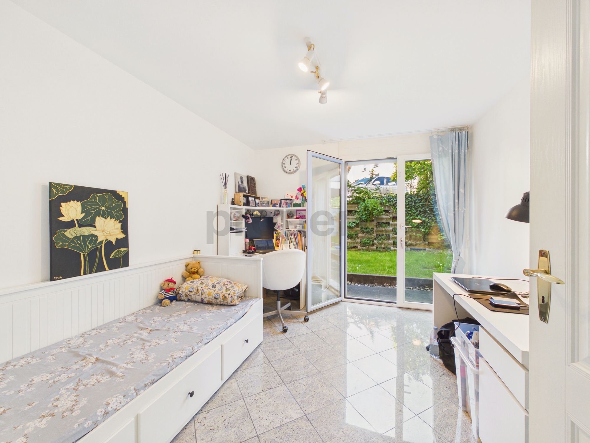 Helles Kinder- oder Arbeitszimmer mit Gartenblick