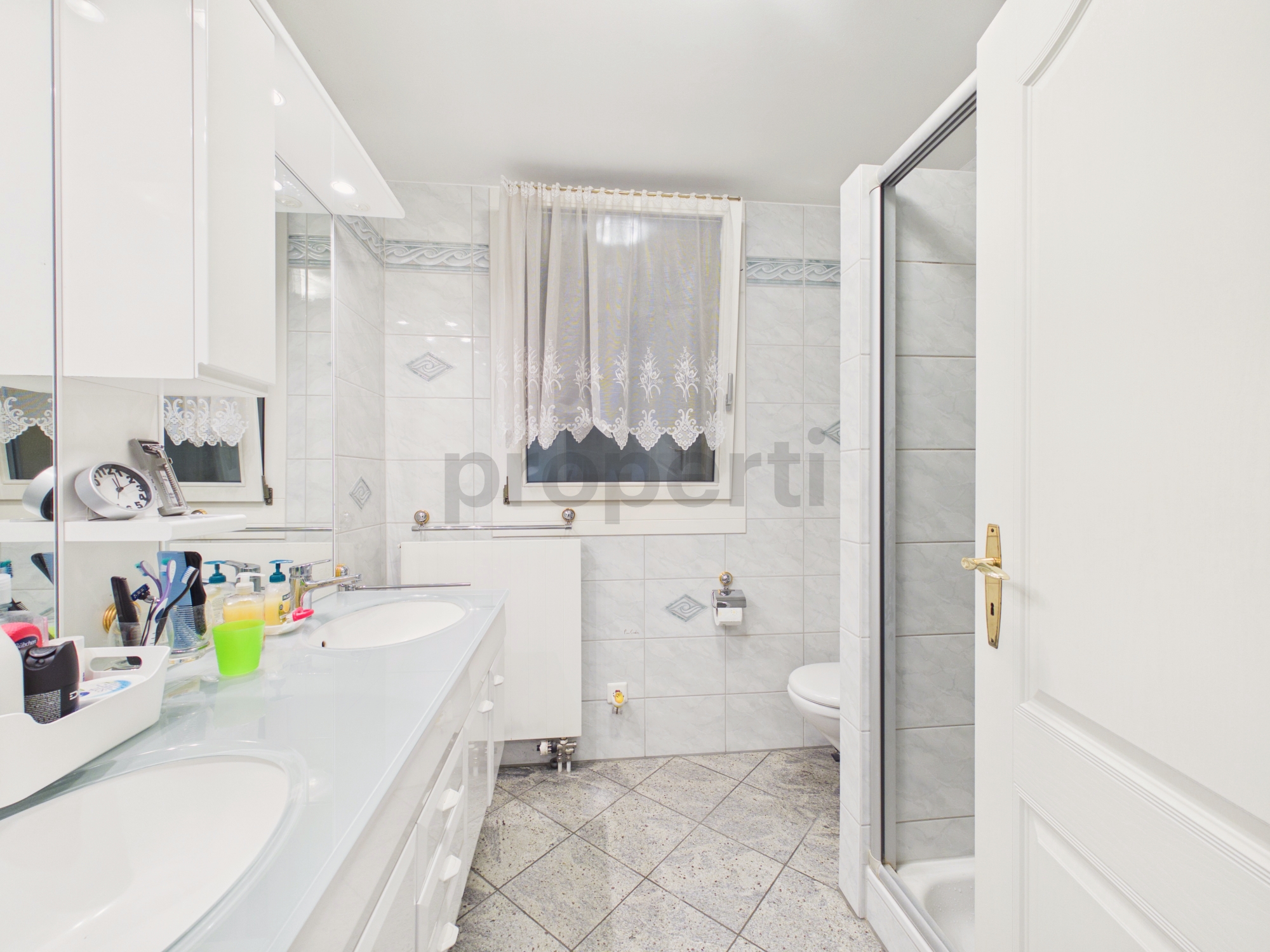 Helles Badezimmer mit Waschtisch, Dusche und WC