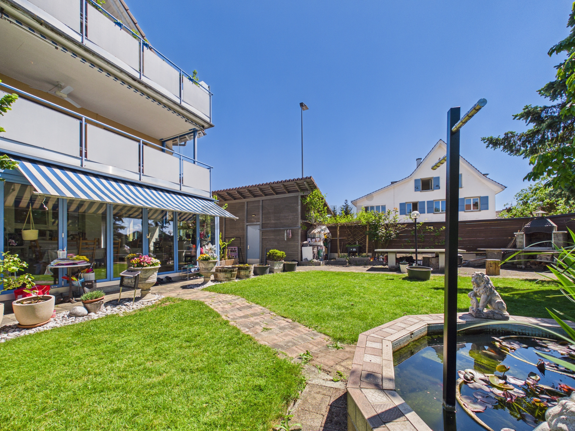 Großer Garten mit Terrasse und Wohnhaus