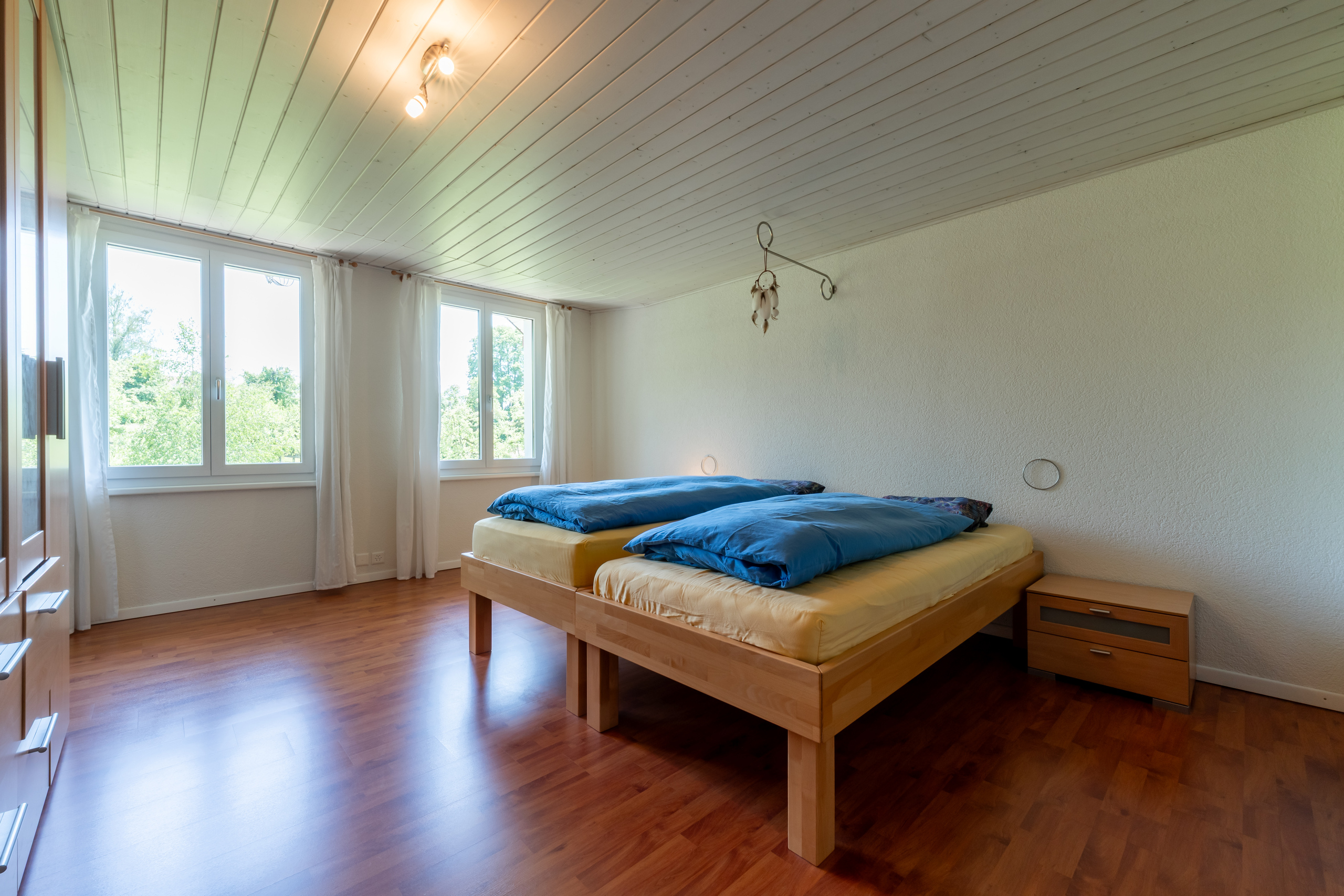 Helles Schlafzimmer mit Doppelbett