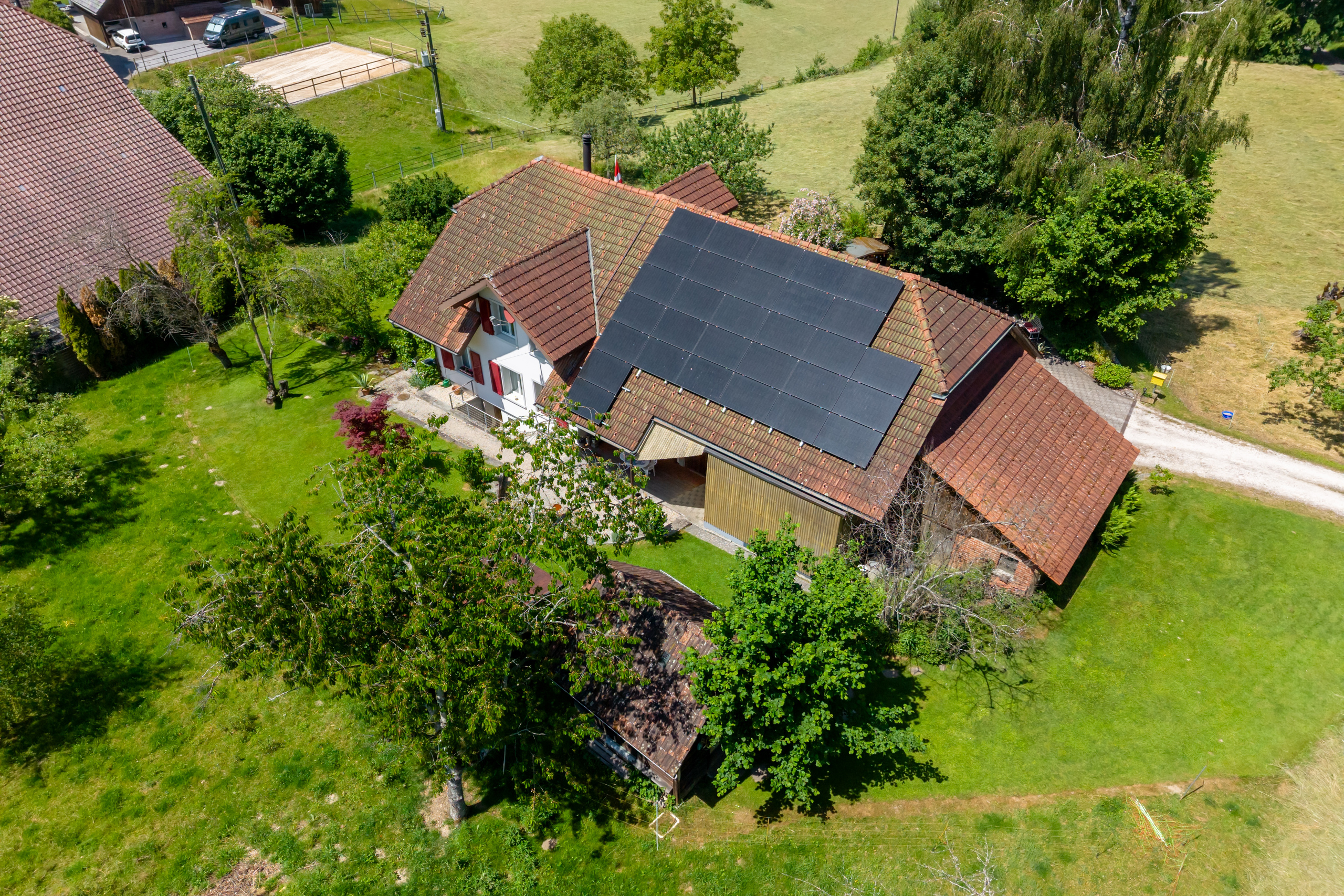 Luftaufnahme eines Hauses mit großem Grundstück