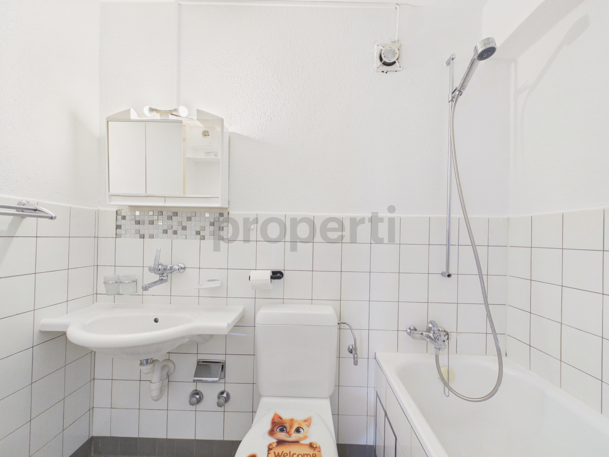 Kompaktes Badezimmer mit Badewanne, WC und Waschbecken