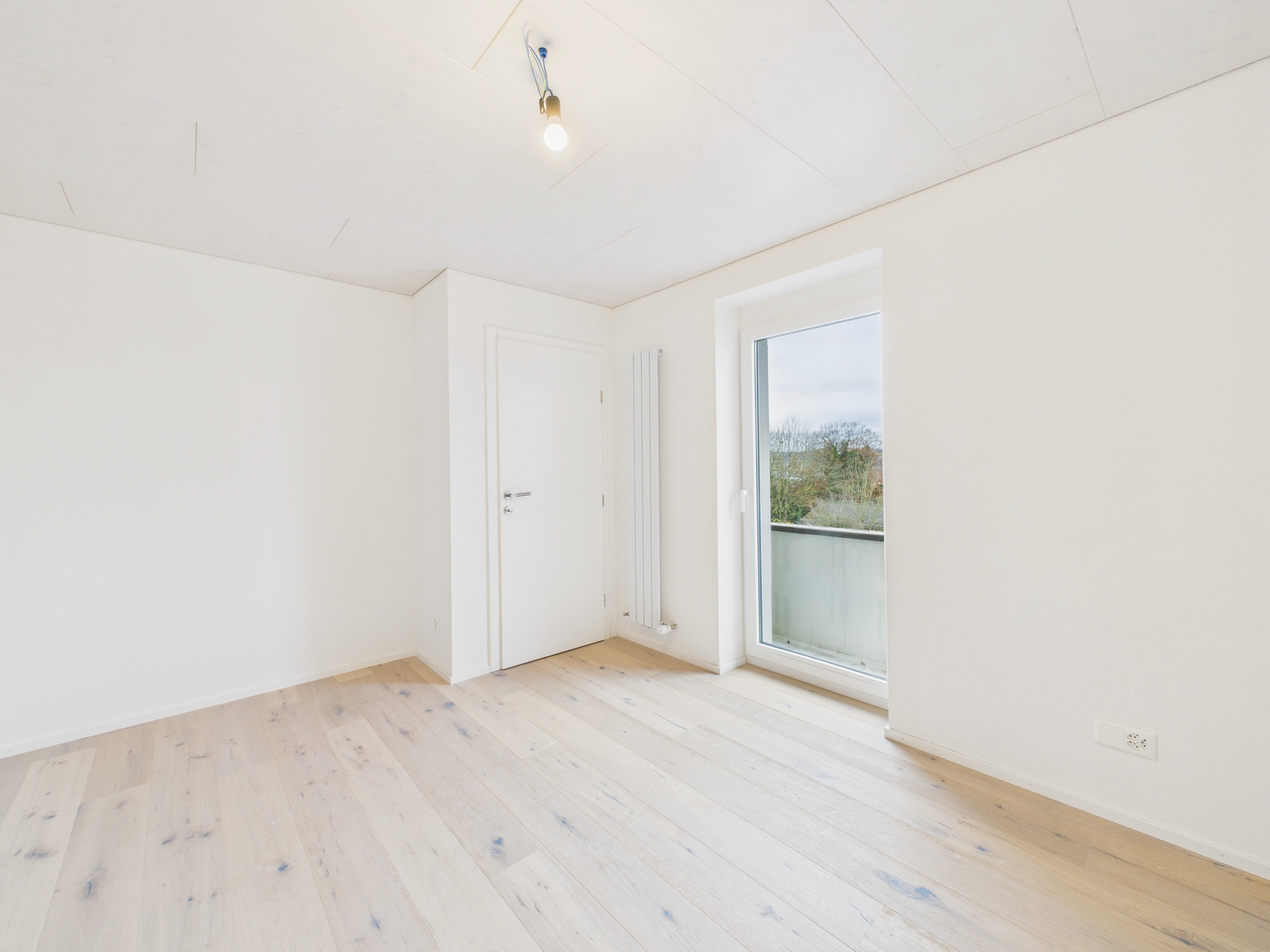 Heller leerer Raum mit Balkonblick