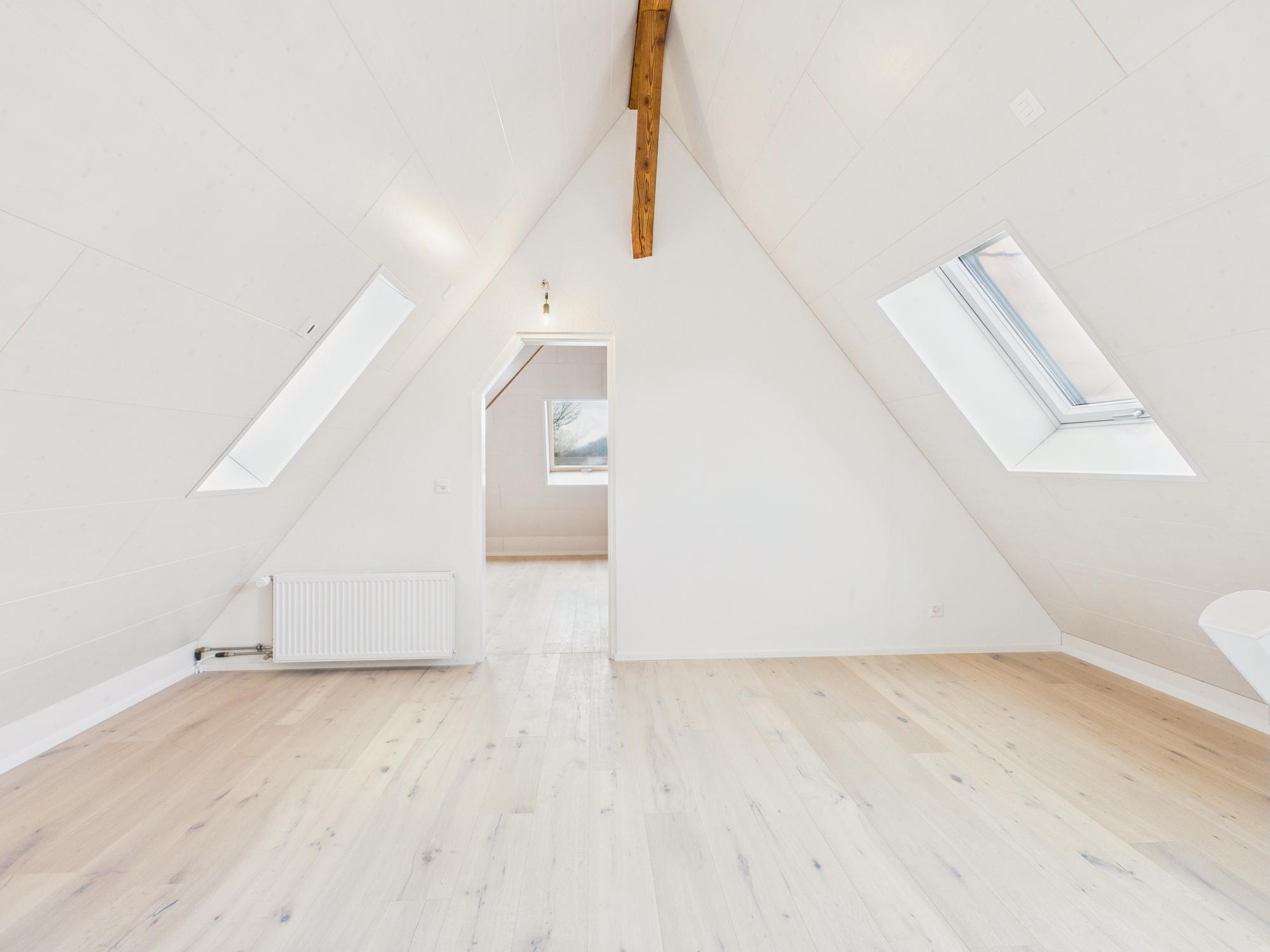 Ausgebauter Dachraum mit Holzfußboden