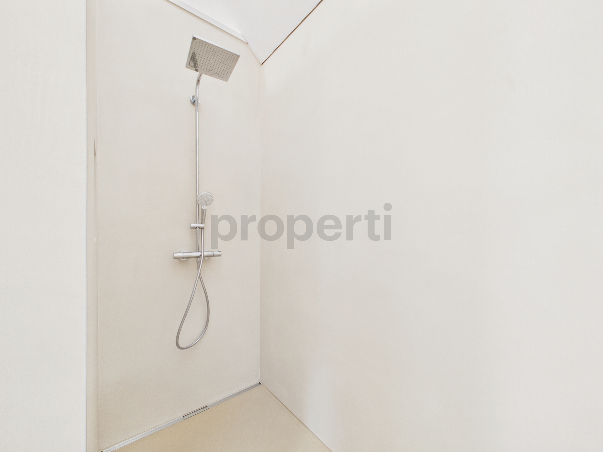 Minimalistische Dusche mit Regendusche