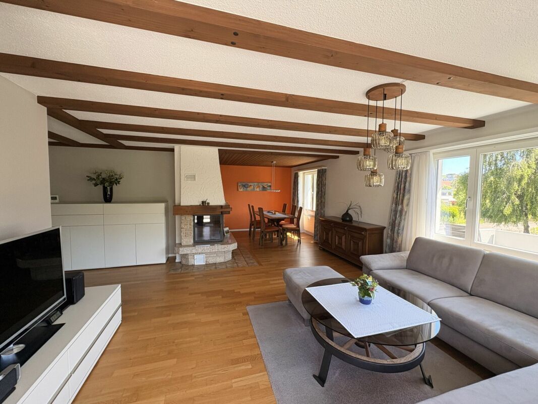 Wohnzimmer mit Essbereich und Kamin
