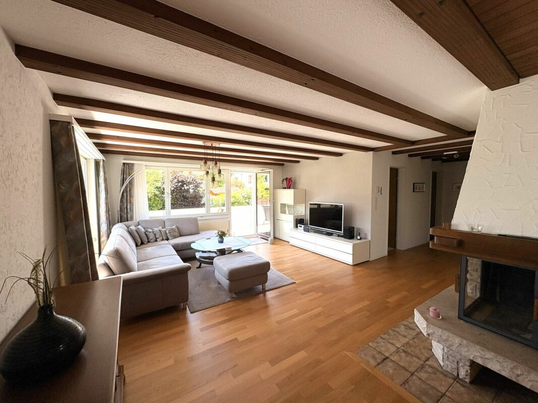Heller Wohnraum mit Holzdeckenbalken