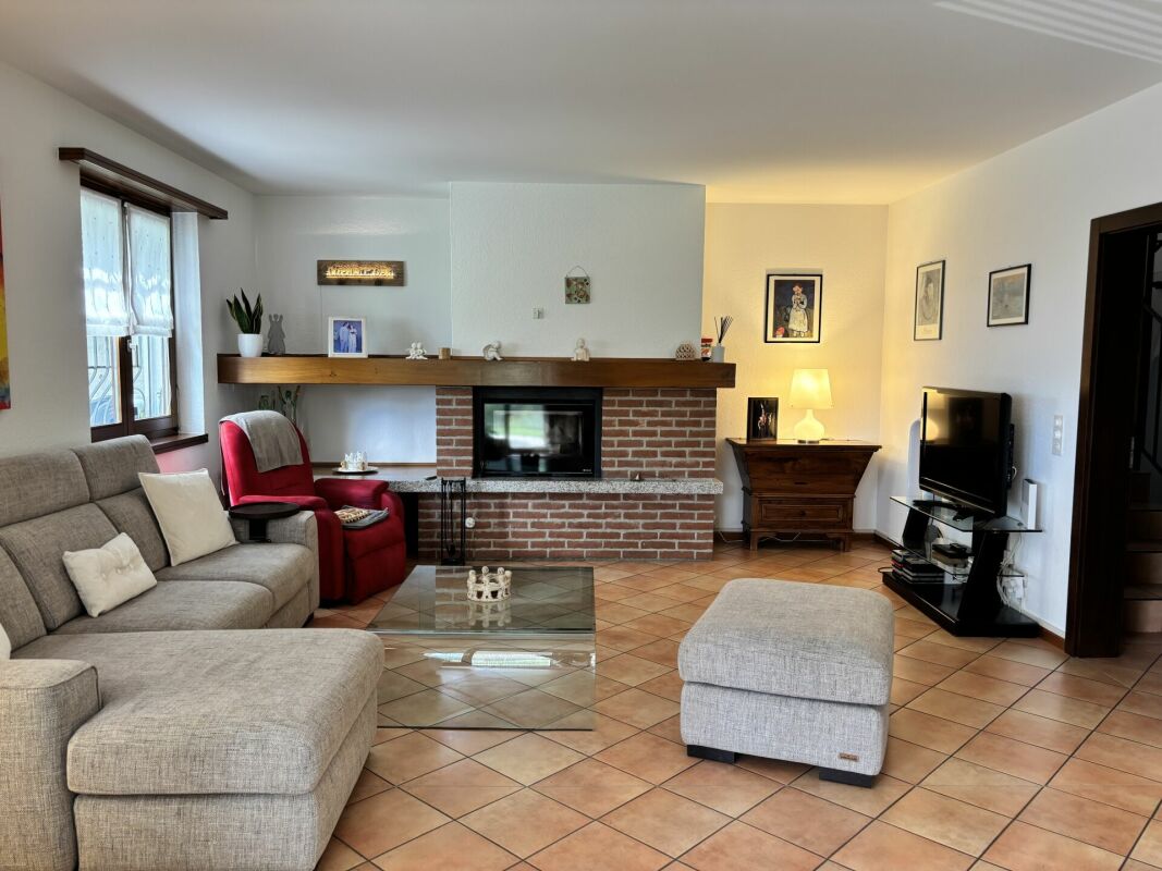 Wohnzimmer mit Kamin und Fernsehecke