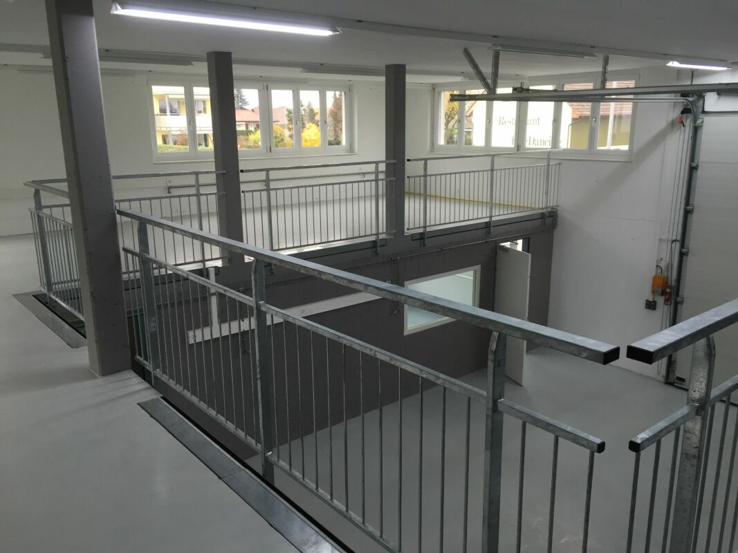 Innenansicht einer Industrie-/Treppenhaus-Ebene mit Galerie