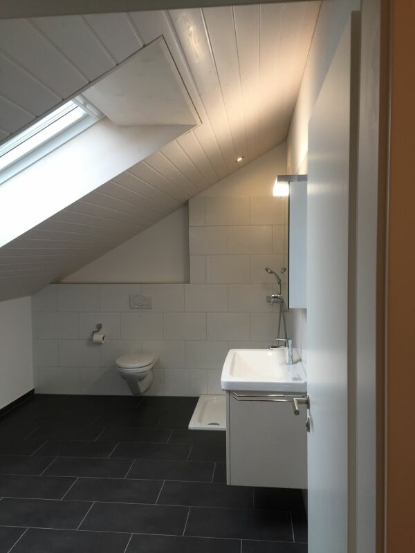 Dachgeschoss-Bad mit WC und Waschbecken