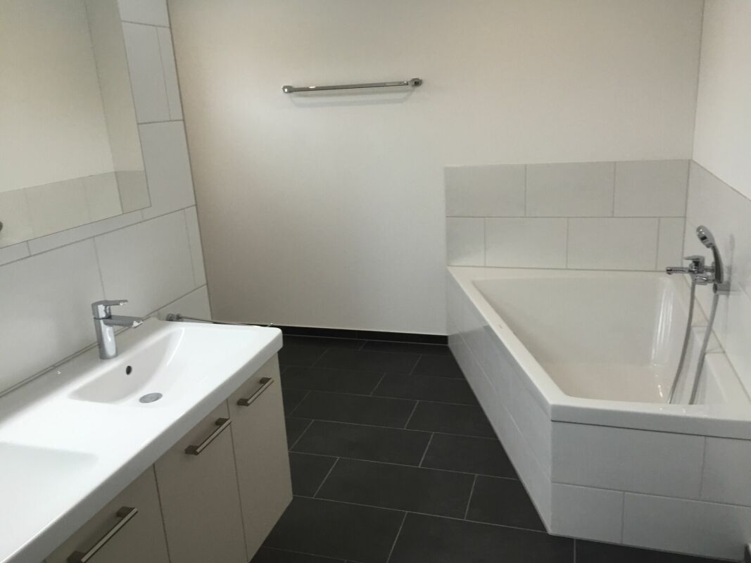 Modernes Badezimmer mit Badewanne und Doppelwaschtisch