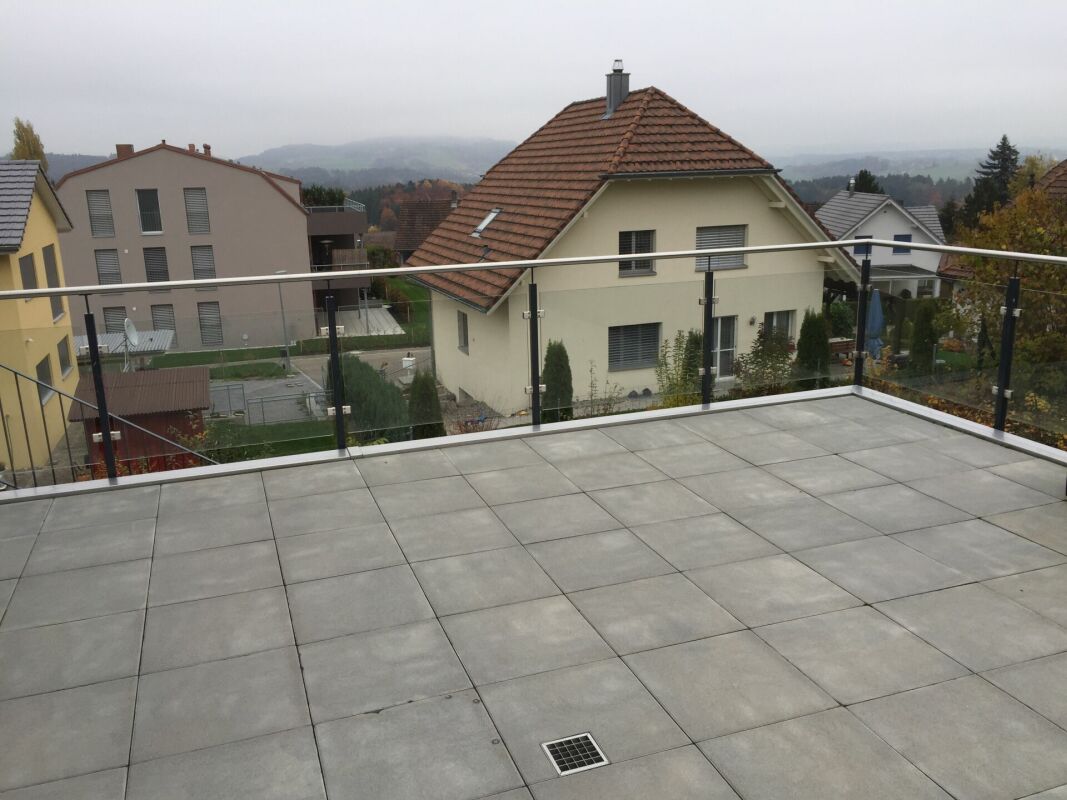 Balkon mit Blick auf Wohnhäuser