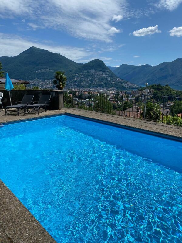 Pool mit Bergpanorama