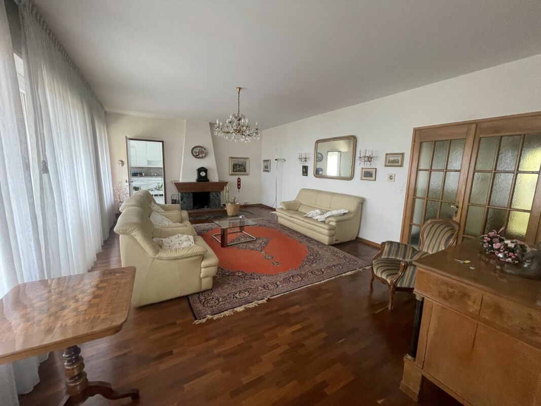 Wohnzimmer mit klassischer Einrichtung
