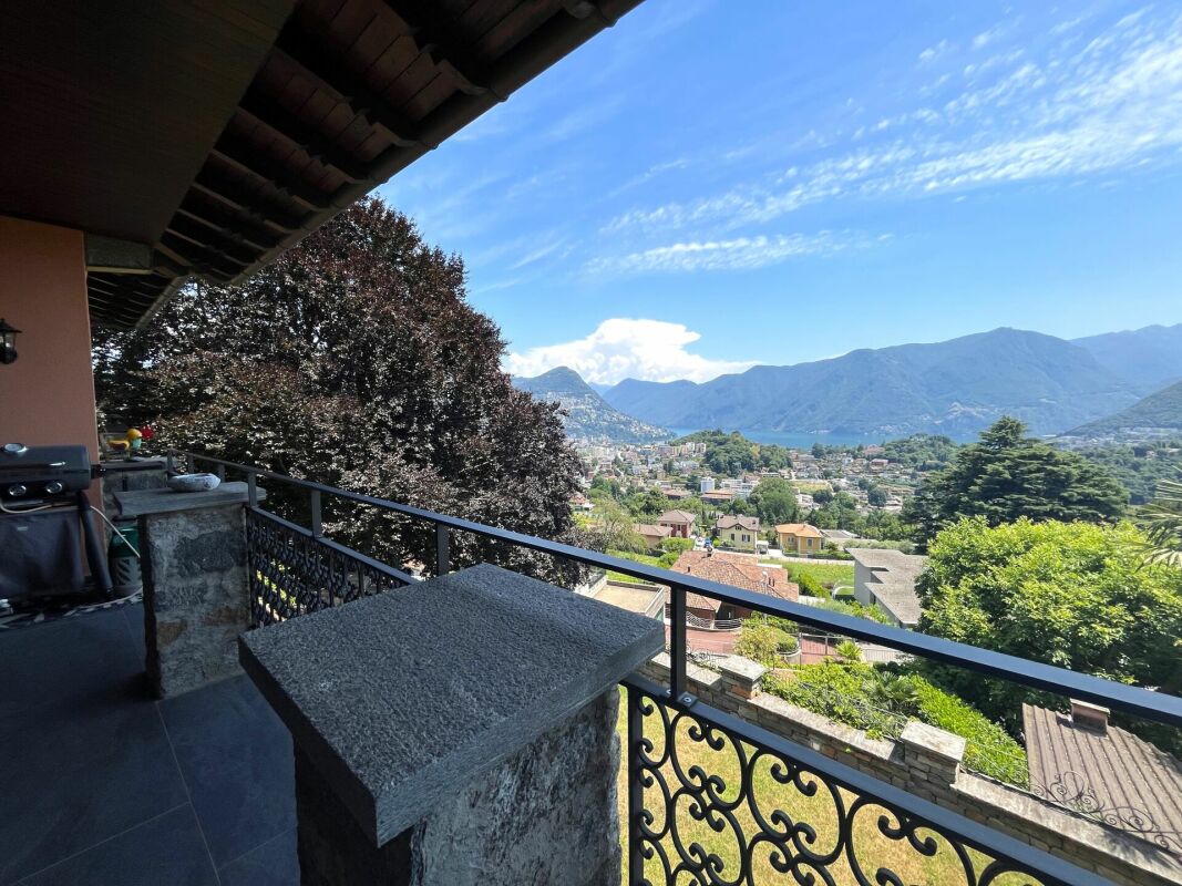 Balkon mit Alpen- und Seeblick