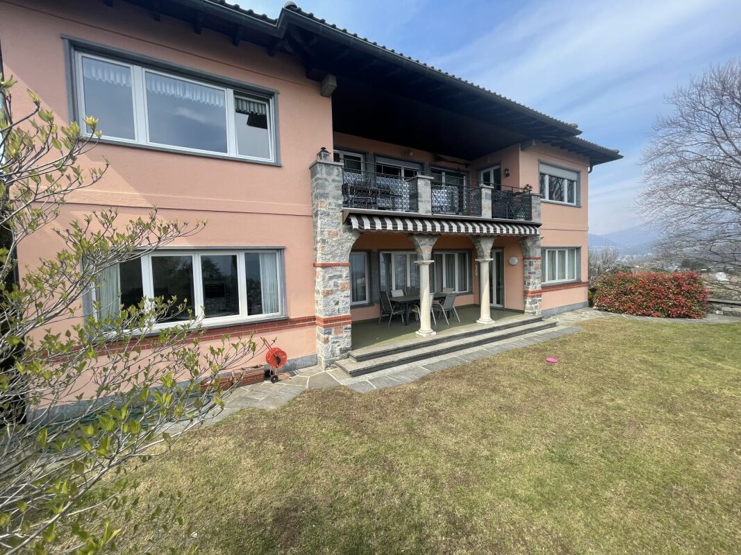 Hausansicht mit Balkon und Garten