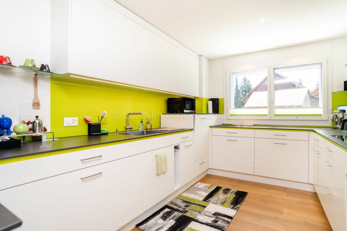 Moderne U-förmige Küche mit weißer und apfelgrüner Gestaltung