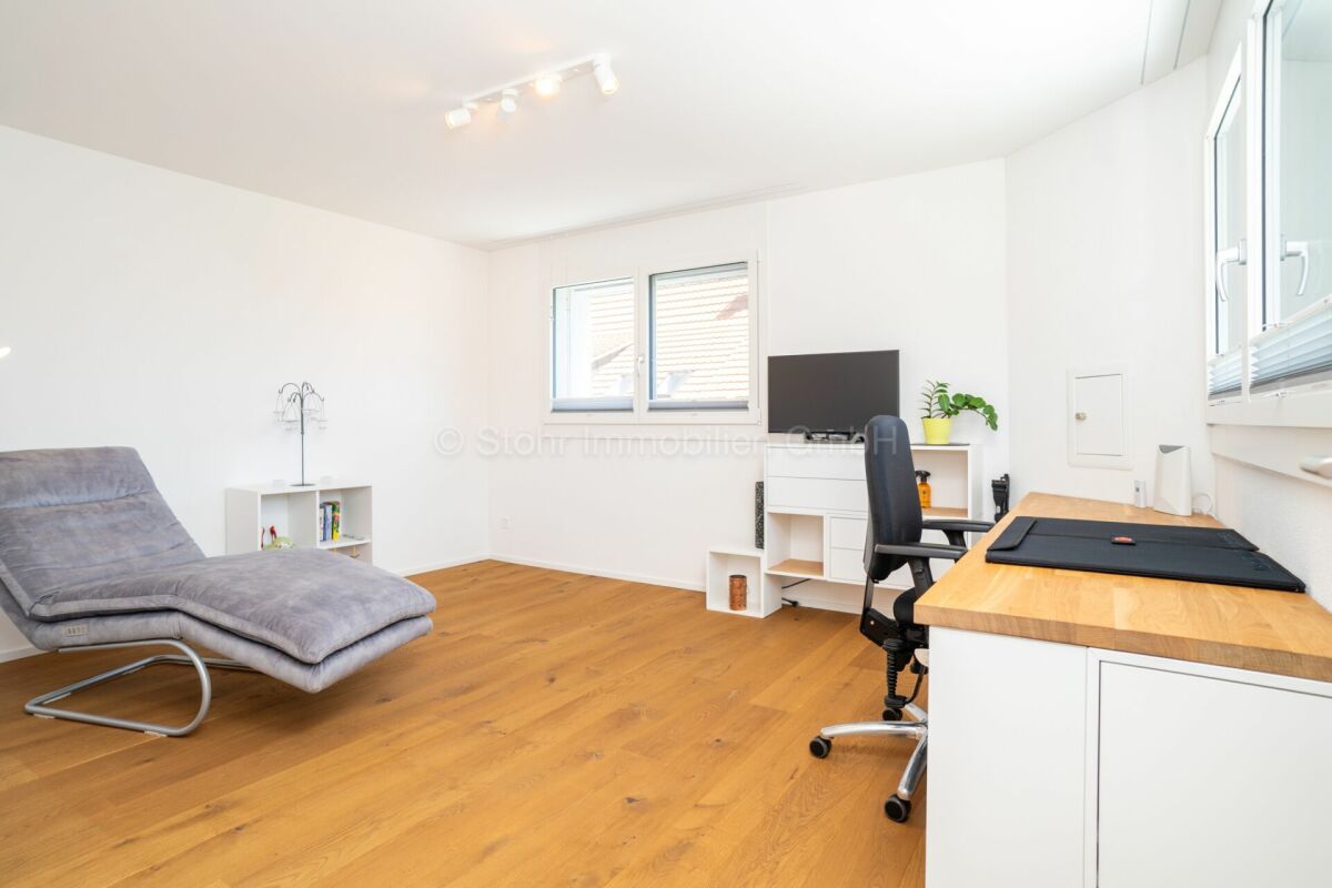 Helles Arbeits- und Wohnzimmer mit Liege und Schreibtisch