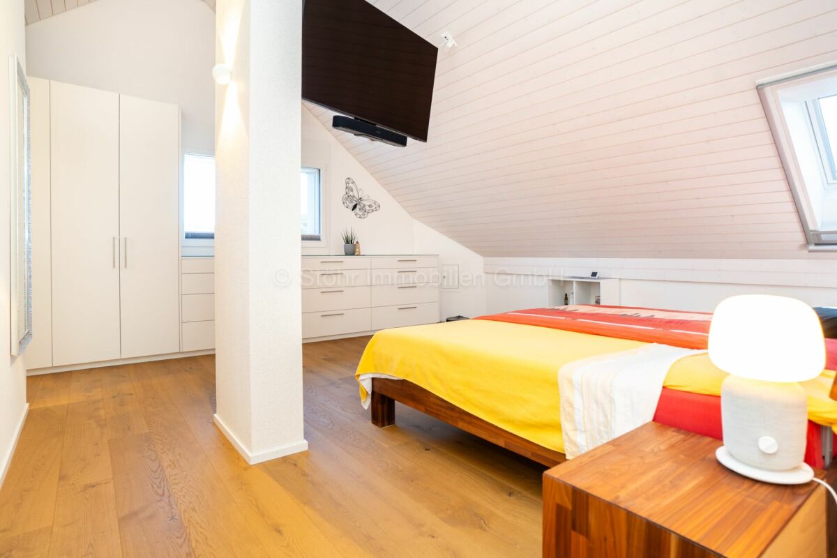 Dachgeschoss-Schlafzimmer mit Einbauschränken