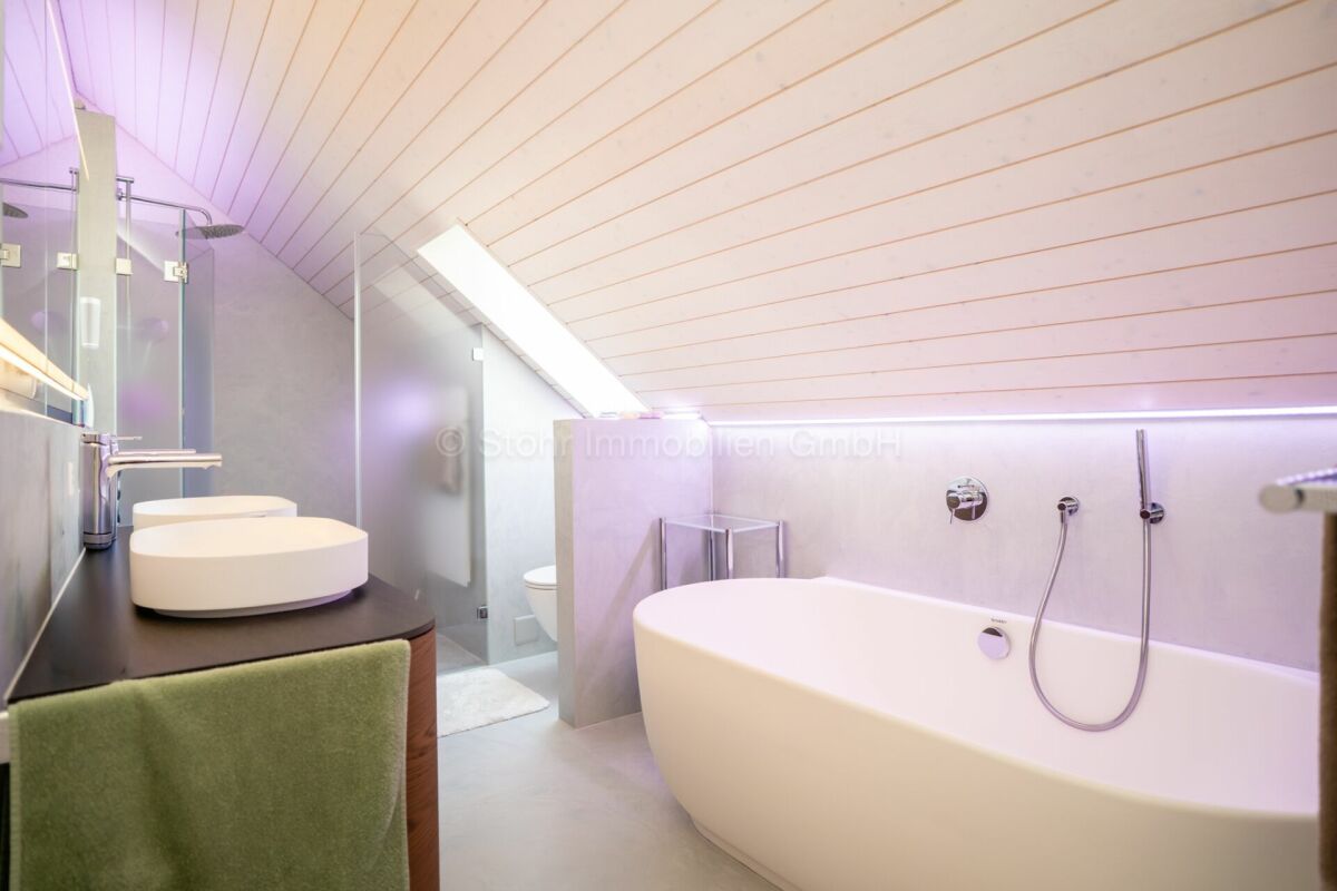 Modernes Dachbad mit freistehender Wanne