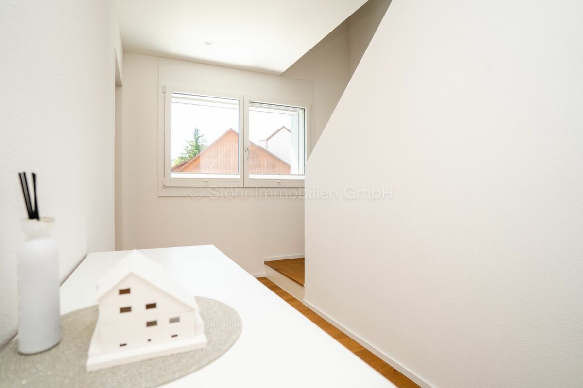 Heller Flur mit Dachfenster und Treppe