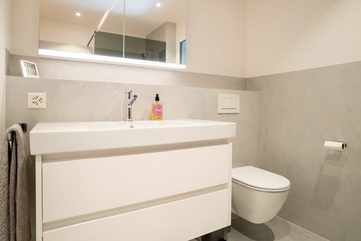 Modernes Gäste-WC mit Waschtisch und Wand-WC