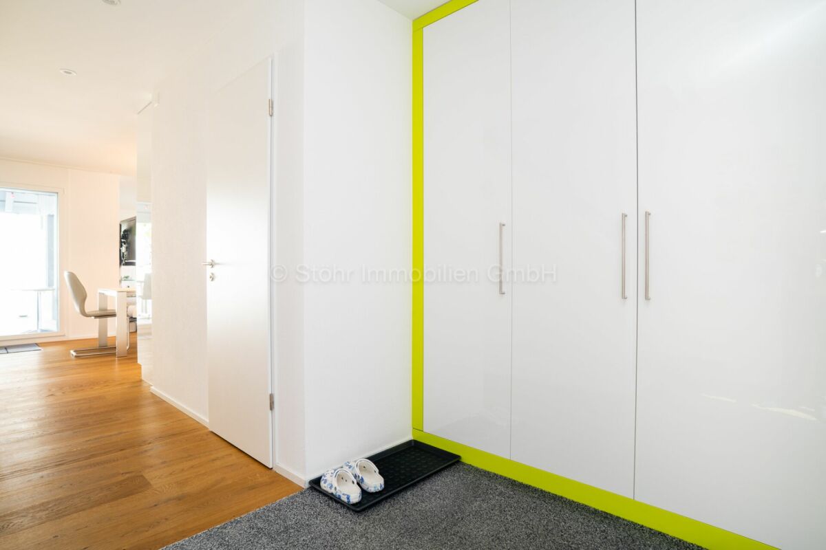 Heller Flur mit großem Einbauschrank