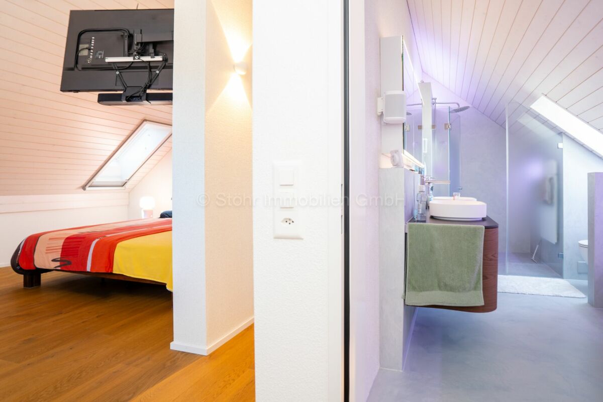 Dachgeschoss-Schlafzimmer neben Badezimmer
