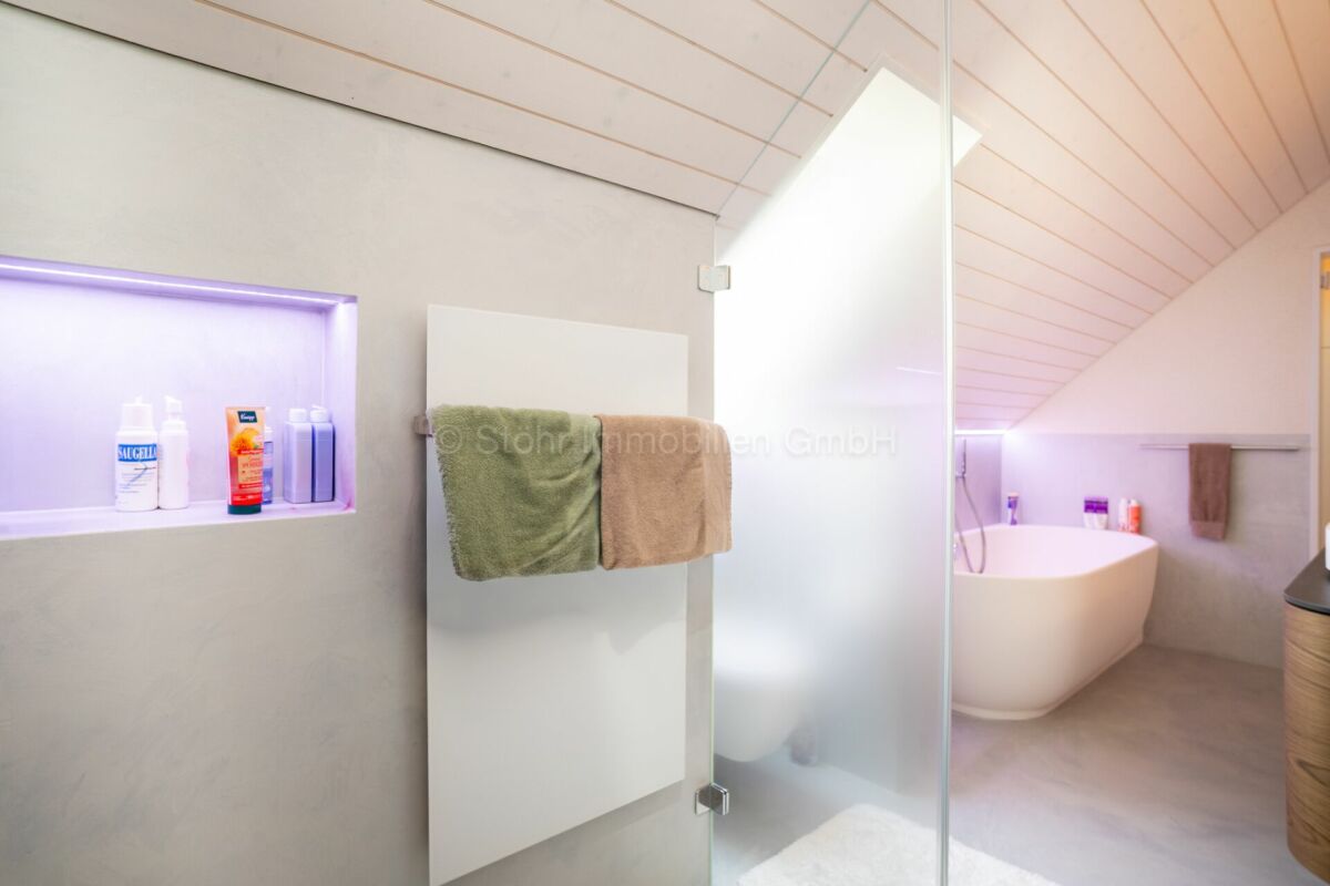 Dachgeschossbad mit Badewanne und indirekter Beleuchtung