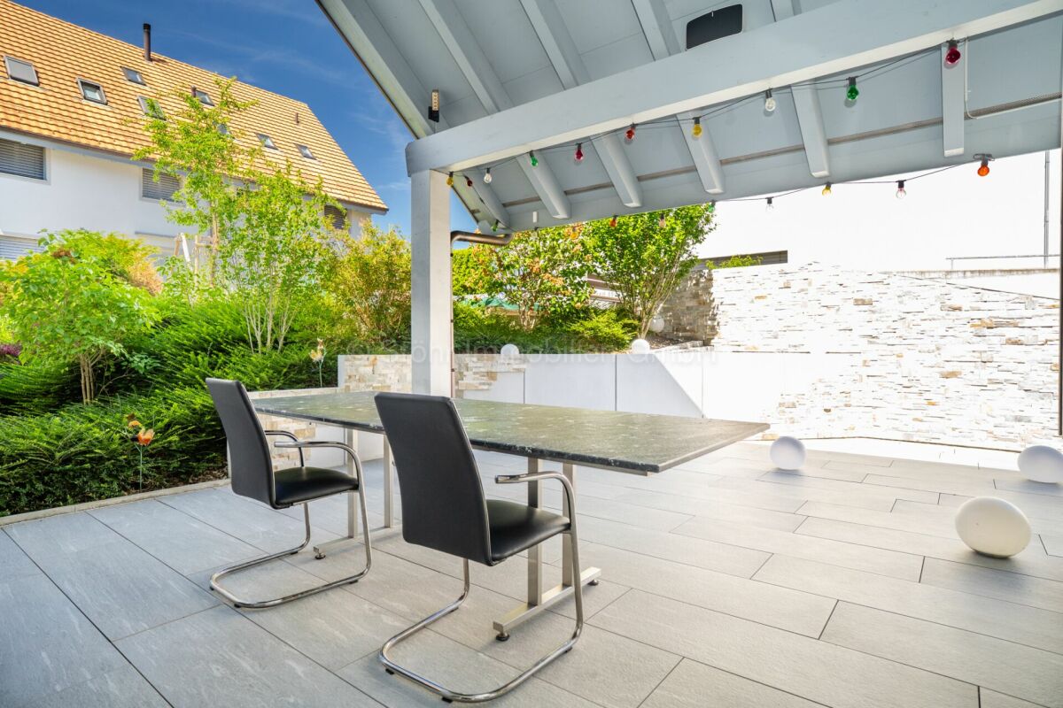 Überdachte Terrasse mit Essbereich