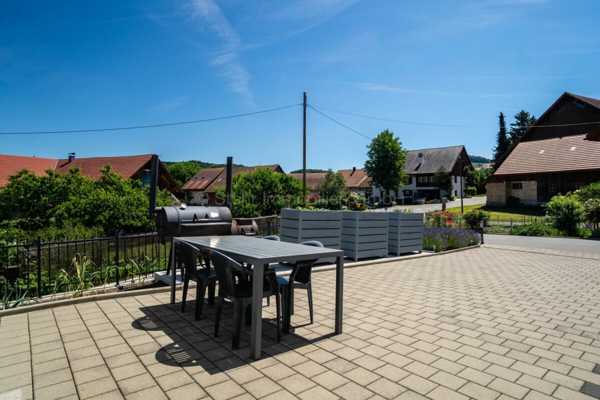 Terrasse mit Grill und Gartenmöbeln