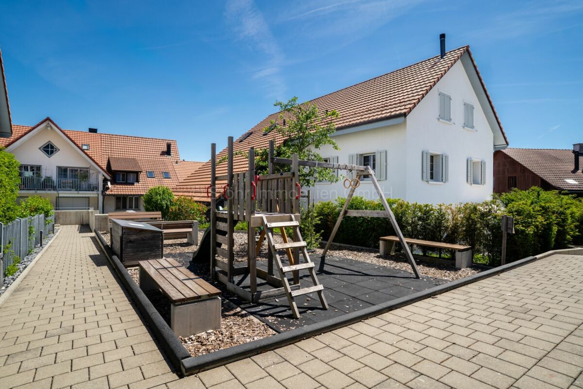 Spielplatz im Außenbereich eines Wohnhauses