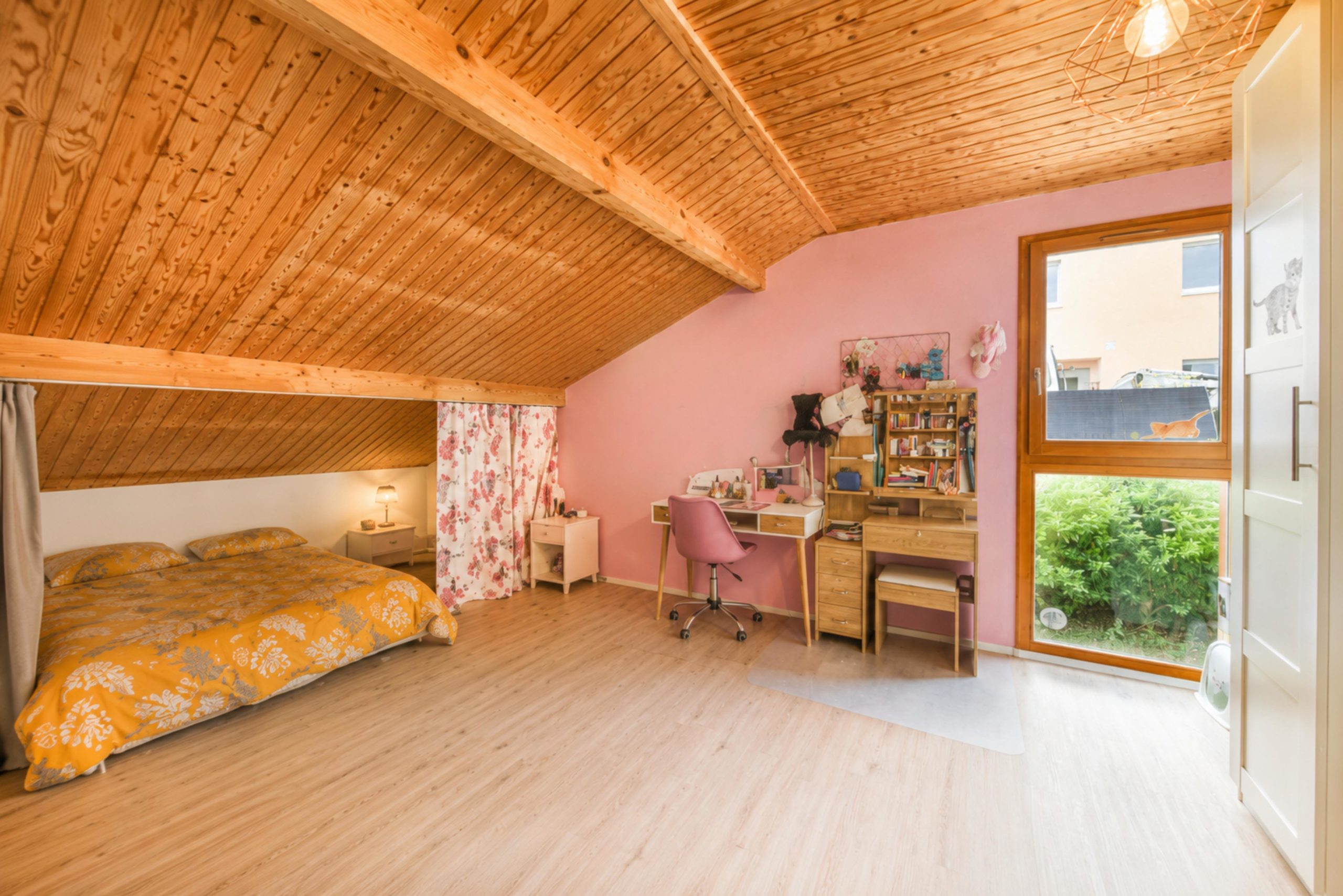 Dachzimmer mit Schlaf- und Arbeitsbereich